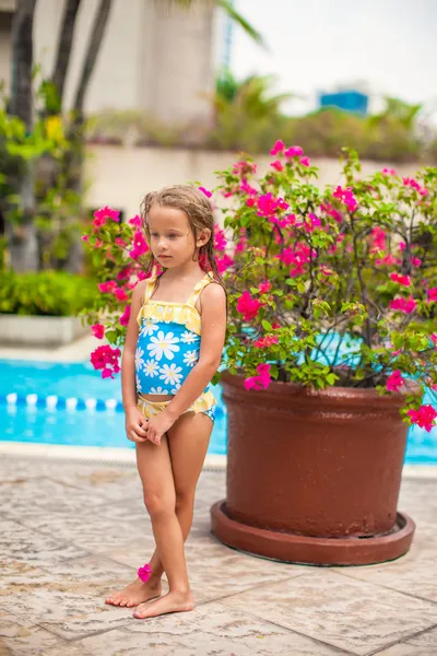 Ragazzina vicino alla piscina all'aperto nel resort di lusso — Foto Stock