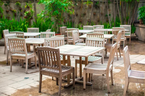 Hotel patio met houten witte meubels — Stockfoto