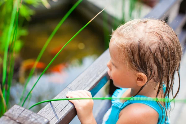 Niña cerca de la piscina al aire libre en complejo de lujo — Foto de Stock