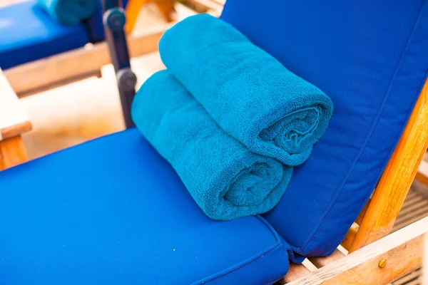 Close-up of towels on the loungers near swimming pool — Stock Photo, Image