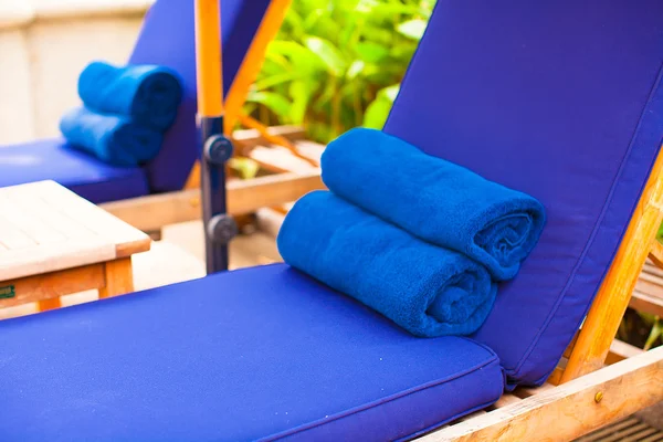 Close-up of towels on the poolside loungers — Stock Photo, Image