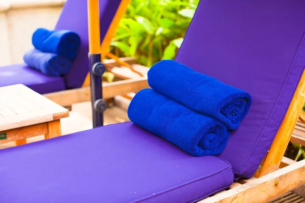 Close-up of towels on the poolside loungers — Stock Photo, Image