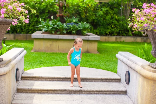 高級リゾートの屋外プールのそばの小さな女の子 — ストック写真