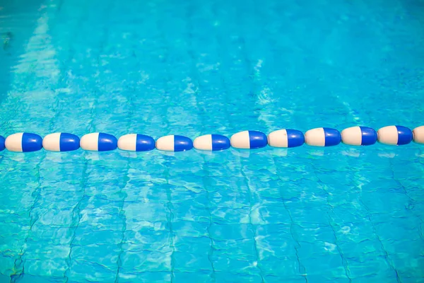 Piscina al aire libre azul — Foto de Stock