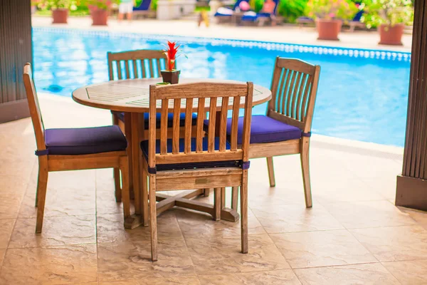 Verano vacío al aire libre restaraunt cerca de la piscina — Foto de Stock