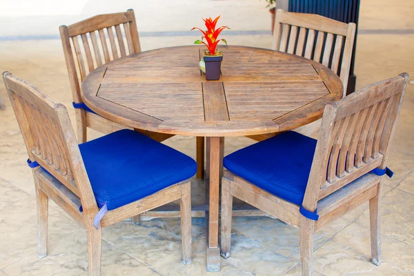 Open-air cafe with white table and chairs near pool — Stock Photo, Image