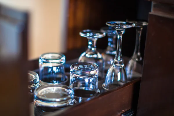 Primo piano bicchiere di vino vuoto al bar nel resort tropicale — Foto Stock