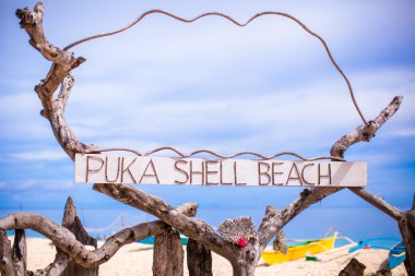 Başlık arka plan mavi gökyüzü boracay Adası puka kumsalda