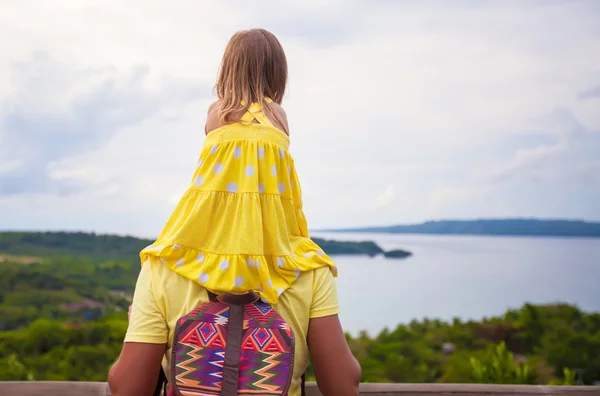 Küçük kız babası geçmişini boracay Adası muhteşem panoramik tesisi — Stok fotoğraf