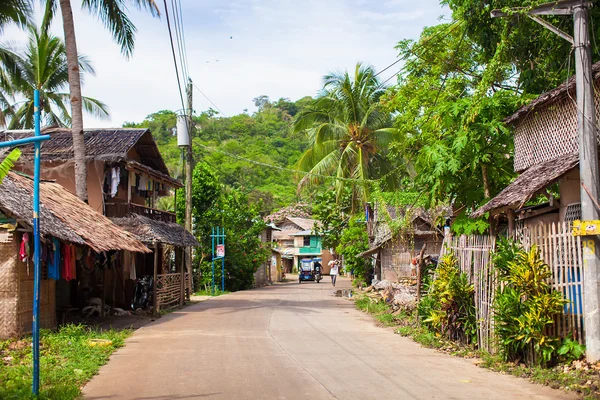 Традиционная филиппинская деревня и дорога — стоковое фото