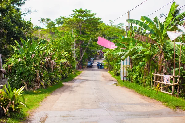 Traditional Filipino village and the road — Stock Photo, Image