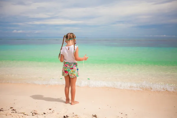 Adorable petite fille sur une plage exotique — Photo