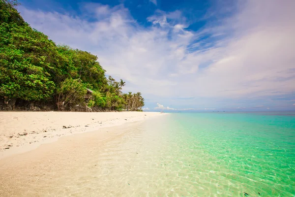 Personne sur la belle plage blanche avec de l'eau turquoise et un ciel bleu — Photo