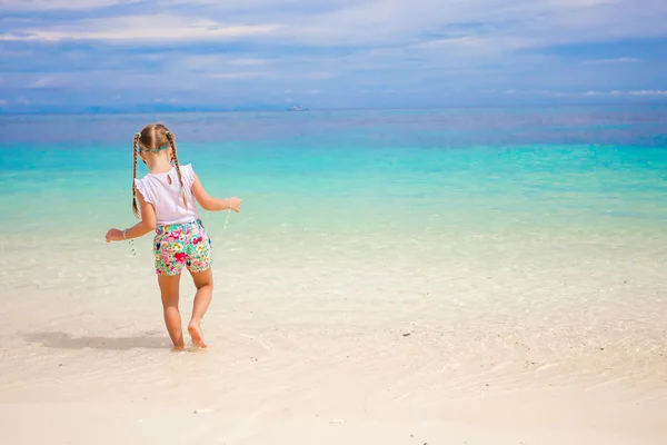 Schattig meisje aan witte zandstrand op een warme zonnige dag — Stockfoto