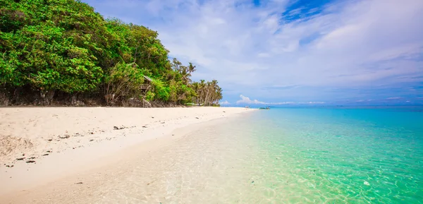 Panoramic view of white beach with turquoise water and blue sky — Stock Photo, Image