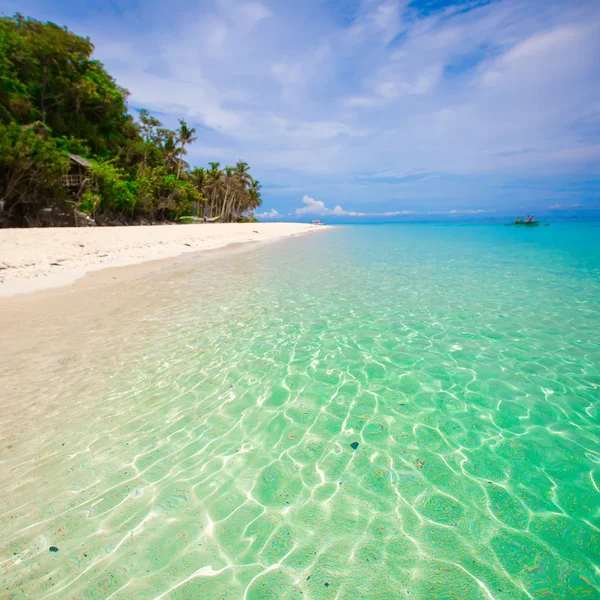 Niemand aan schoonheid witte strand met turkoois water en blauwe hemel — Stockfoto