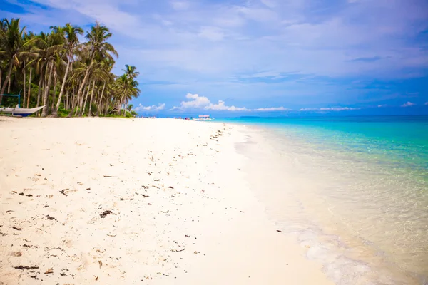 Praia branca selvagem bonita no deserto ilha tropical — Fotografia de Stock