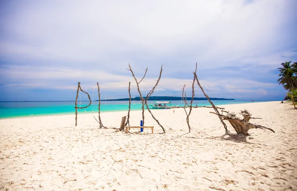 Perfekta tropiska stranden med turkost vatten och vita sandstränder — Stockfoto