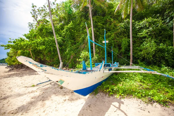 Barco filipino entre las palmeras en Boracay, Filipinas —  Fotos de Stock