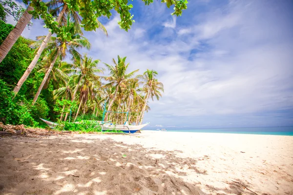 Пустынный остров с пальмой на пляже — стоковое фото