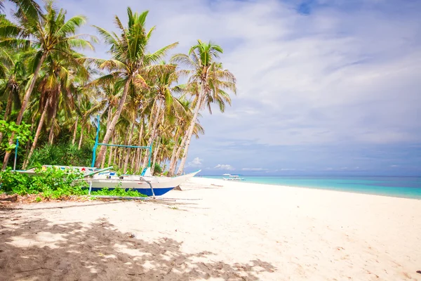 Kokosové palmy na bílé písečné pláži na pustém ostrově — Stock fotografie