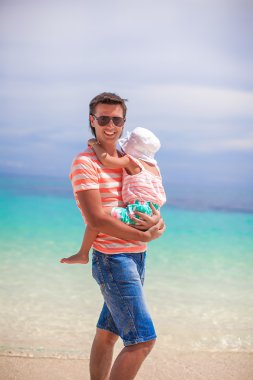 genç Baba ve sevimli küçük kızı plajda eğlenmek