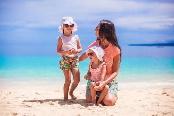 Hermosa madre y dos de sus adorables chicas en la playa exótica en el día soleado —  Fotos de Stock