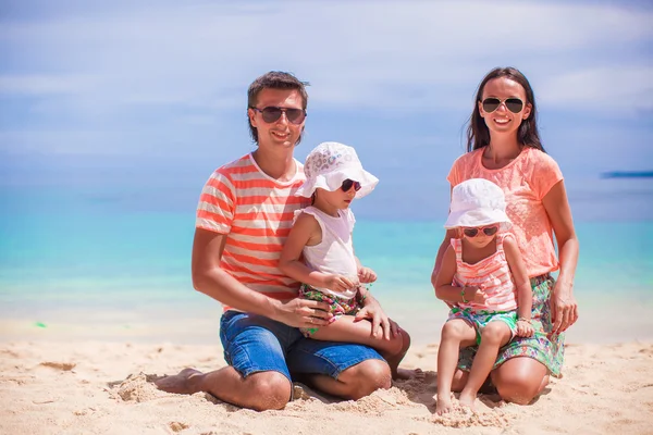 Retrato de una hermosa familia caucásica en vacaciones tropicales —  Fotos de Stock