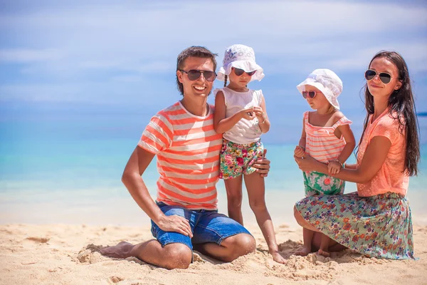 Familia de cuatro en vacaciones de playa en la isla tropical — Foto de Stock