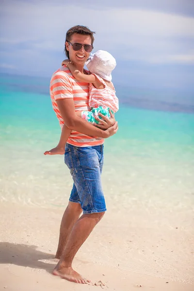 Adorable girl and young dad on white sandy beach — Stock Photo, Image