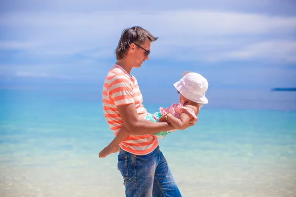 Junger Vater und seine entzückende kleine Tochter haben Spaß am Strand — Stockfoto