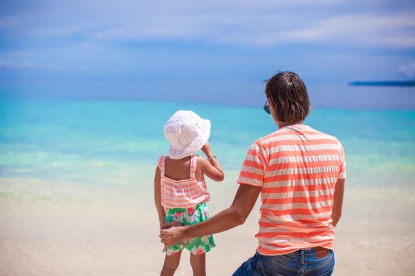 Indietro vista di bambina e giovane padre guardando il mare — Foto Stock