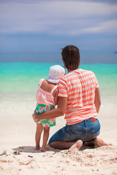 Bakifrån av ung pappa och hans lilla unge tittar på havet — Stockfoto