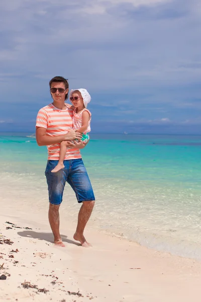 可爱的蹒跚学步的女孩和年轻爸爸放松在白色的沙滩上 — 图库照片