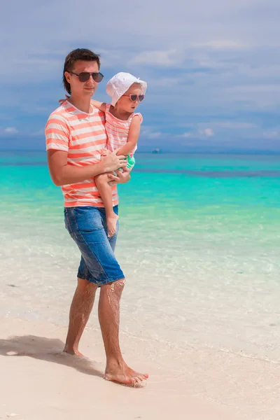 Mutlu baba ve sevimli küçük kız beyaz kumlu plaj yürüyüş — Stok fotoğraf