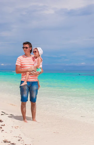 Entzückendes Mädchen und junger Mann am weißen Sandstrand — Stockfoto