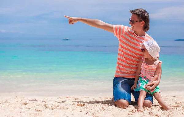 Młody ojciec i jego urocza córka trochę zabawy na plaży — Zdjęcie stockowe