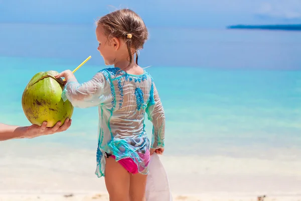 이국적인 해변에서 코코넛 우유와 함께 귀여운 여자의 초상화 — 스톡 사진