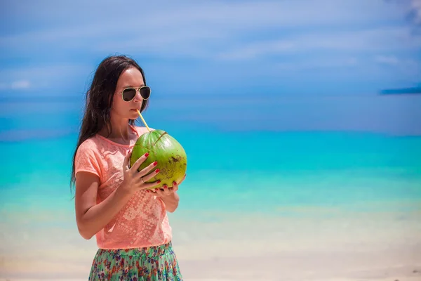 Giovane bella donna con una grande noce di cocco in mano nella soleggiata giornata calda — Foto Stock