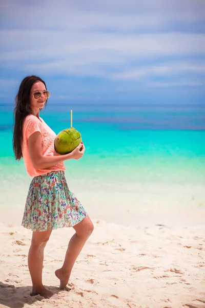Junge schöne Frau mit Kokoscocktail am weißen tropischen Strand — Stockfoto
