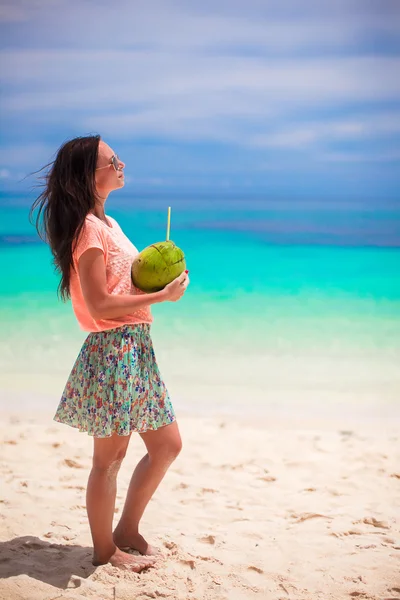 Joven hermosa mujer con un gran coco en las manos en el día soleado caliente — Foto de Stock