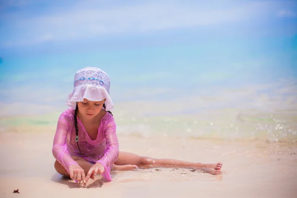 浅海の砂で遊んで熱帯浜の愛らしい幼児の女の子 — ストック写真