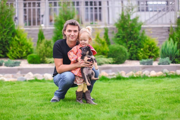 Adorável menina e jovem pai com cachorro ao ar livre — Fotografia de Stock