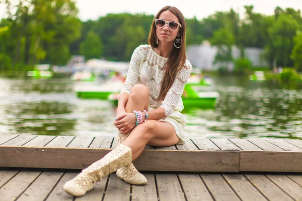 Hermosa chica relajándose en el parque en el cálido día de verano —  Fotos de Stock