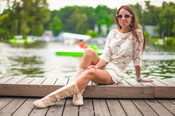 Bella ragazza che si rilassa nel parco nella calda giornata estiva — Foto Stock