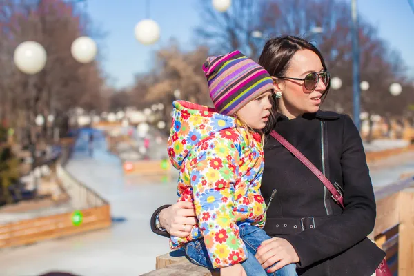 Niña linda con su madre en el día soleado al aire libre — Foto de Stock