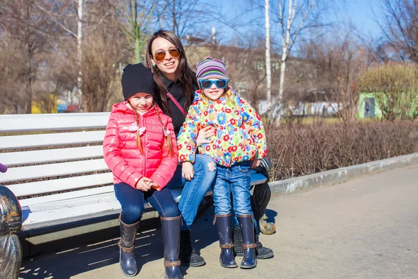 Portret van twee kleine leuke meisjes en jonge moeder plezier hebben in de stad — Stockfoto