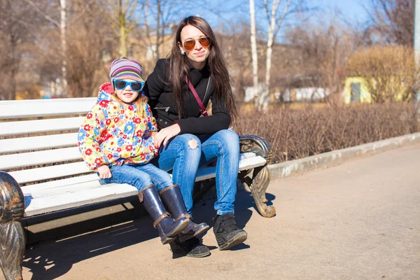 Liten söt flicka med sin mamma på solig dag utomhus — Stockfoto