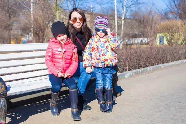 Retrato de dos niñas y madre joven divertirse al aire libre —  Fotos de Stock