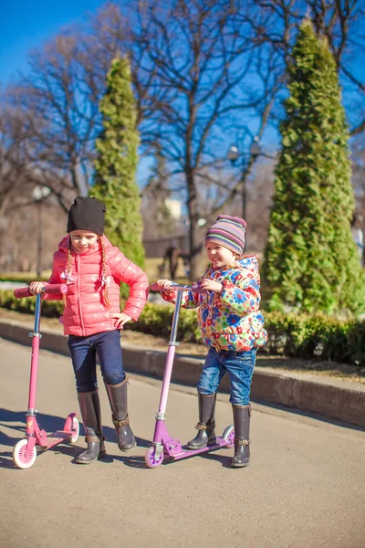 暖かい日に春の公園のスクーターでかわいい女の子 — ストック写真